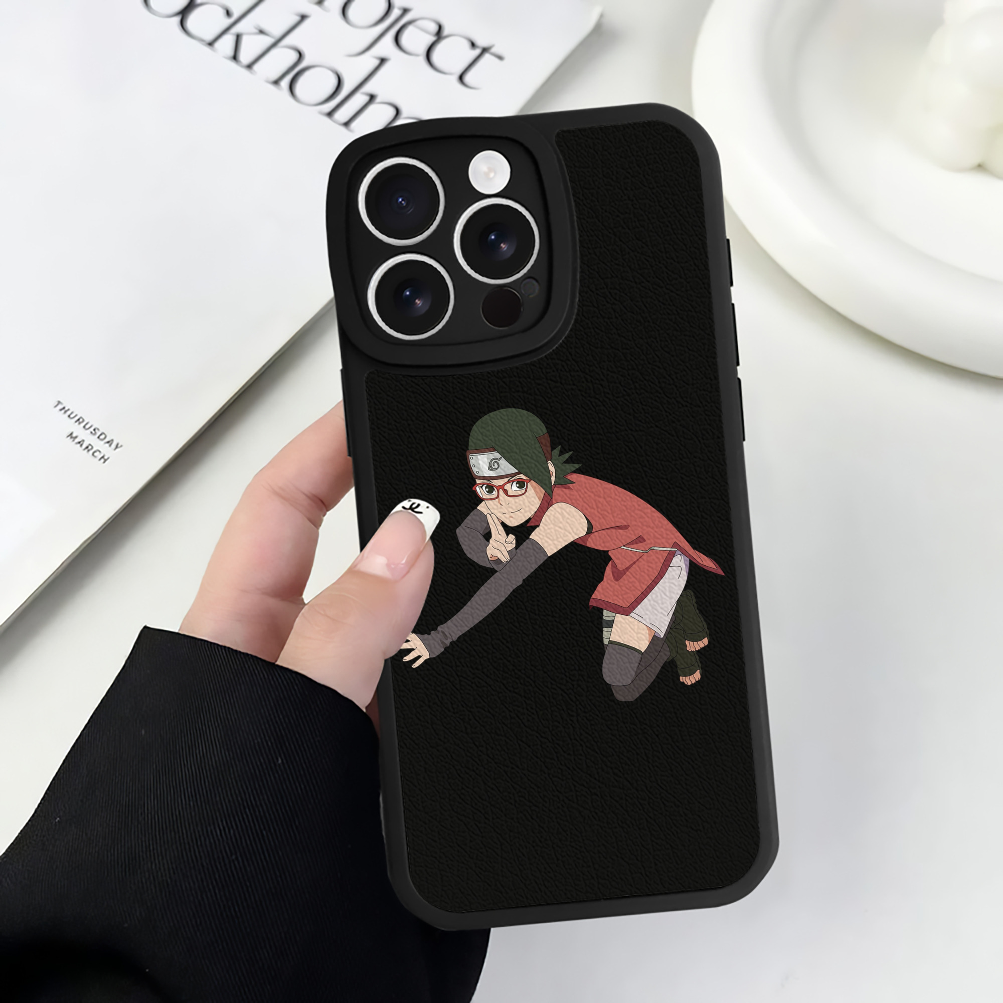 （画像用） NARUTO -ナルト- うちは サラダ Uchiha Sarada 【iPhone 16シリーズ対応】シリコンスマホケース（レザー調） 材質：シリコン